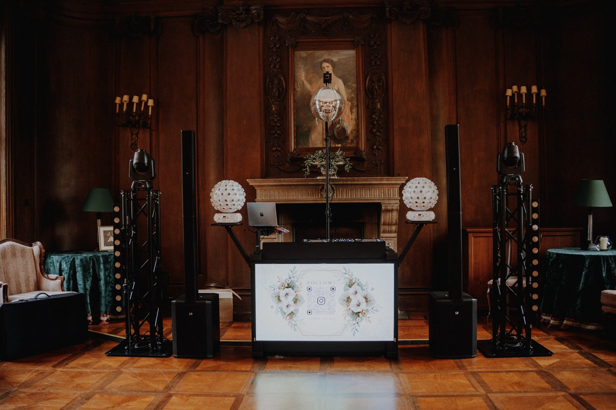 Burnee Mac DJ Setup – eleganter Saal mit Lichtanlage