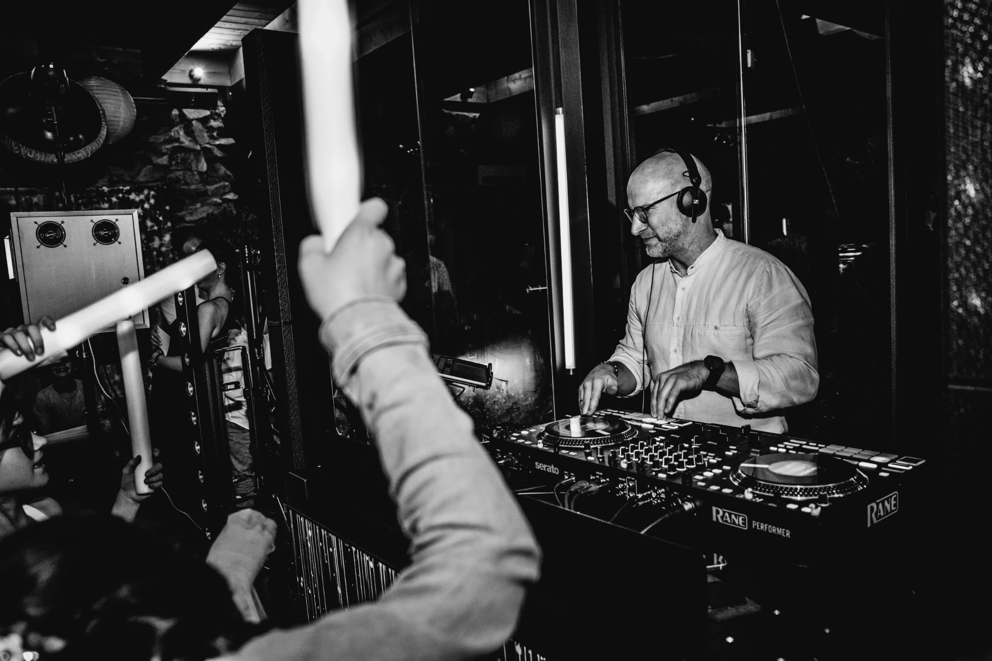 Burnee Mac am DJ-Pult mit Sonnenbrille – Feeling pur