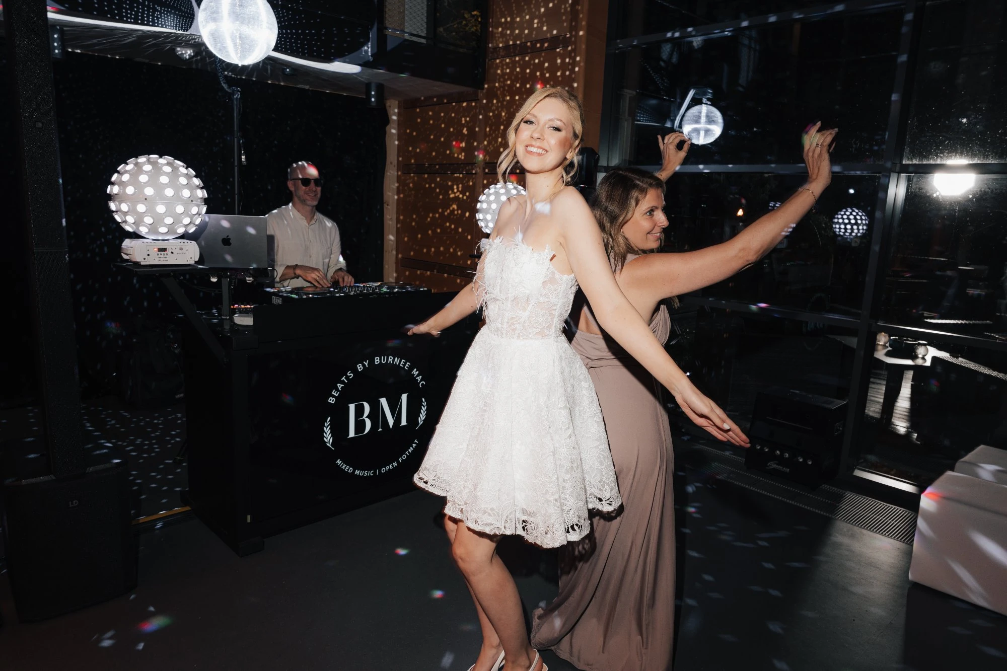 Braut tanzt bei Hochzeitsfeier – Burnee Mac im Hintergrund am Pult
